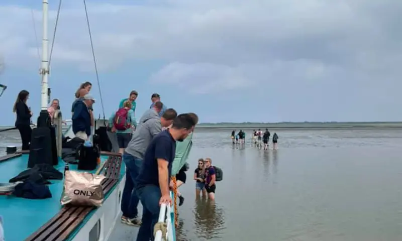 ongeveer kniediep in het water richting de zandplaat