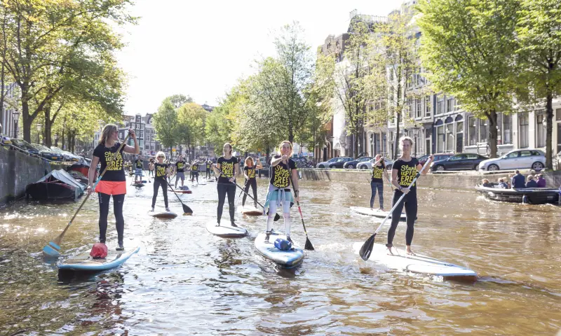 Peddelen door de gracht