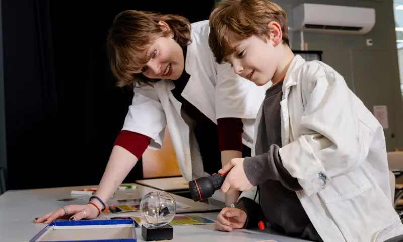 Doe experimenten. Foto: Denise Jans.