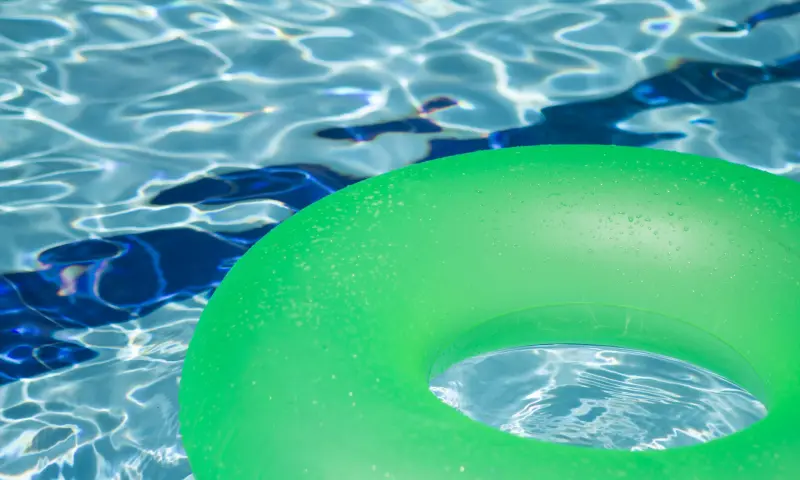 Zwemband in het water