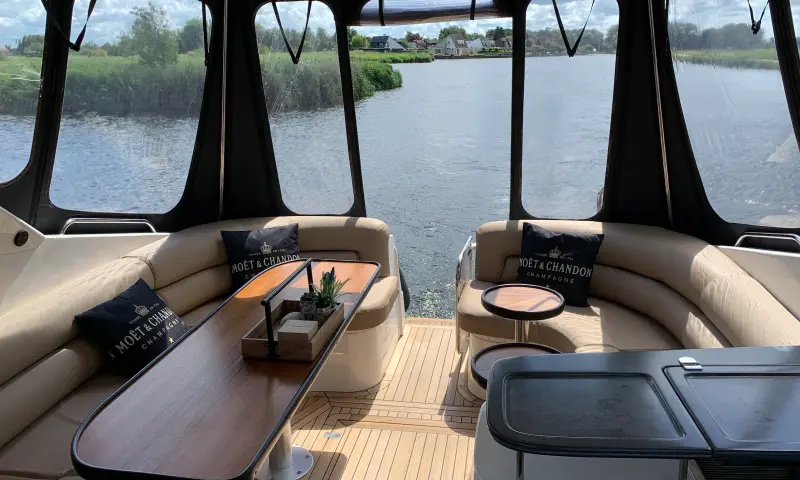 Varen op een Sealine S48