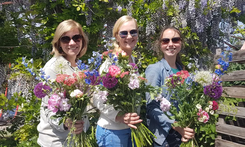 Bezoekers in de pluktuin