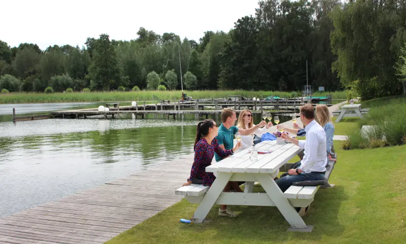 Picknicktafel met bezoekers