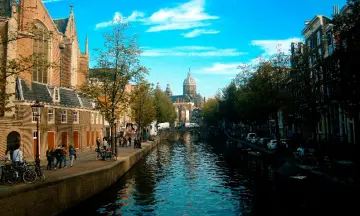 Genieten van de grachten in Amsterdam op een BBQ boot