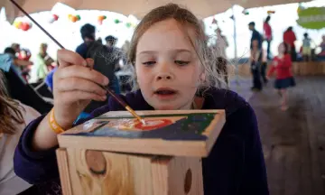 Nestkastjes schilderen bij Natuurcentrum De Marel