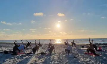 Zonsondergang Yoga aan zee met Marianne