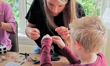 Workshop bloemen knutselen van jutvondsten