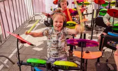 Lekker helemaal los achter een drumstel!