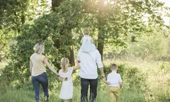 Familie in het bos