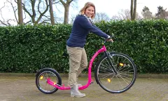 Vrouw met kickbike