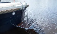 Zwemtrapje aan de boot