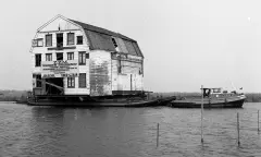 Vervoer kaaspakhuis Landsmeer, 1980, Foto N.J. Steltenpool
