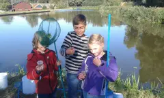Kinderen aan het vissen