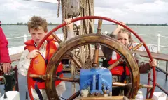 kinderen op schip