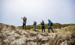 Op zoek naar mooie plaatjes in de duinen van Schiermonnikoog