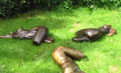 Bronzen torso's in Barbs beeldentuin
