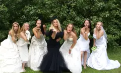 Dames in trouwjurken