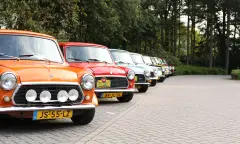 Mini Coopers op een rij