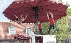 Straattheater / acrobatiek van Hirondelles