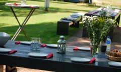 Tafel gedekt voor Barbecue