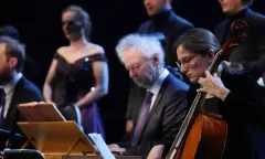 De musici spelen op instrumenten zoals die in de tijd van Bach.