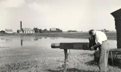 Frans Kooijmans achter zijn camera. (Rykel ten Kate, Zierikzee)