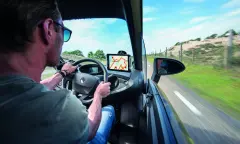 De GPS navigatie begeleid jullie langs een vast route