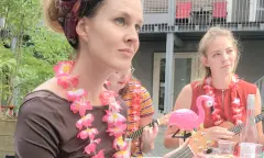 Ukelele Spelende Vrouw