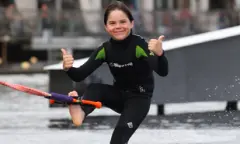 Kinderen waterskiën