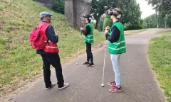 Bezoekers met blindenstokken