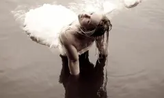 vrouw in het water