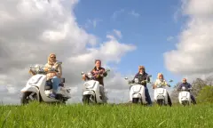 Scooters op de dijk