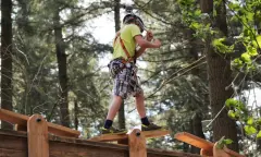 Kind aan het klimmen