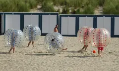 bumper voetbal op het strand