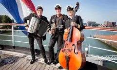 Op de boot met de muziek