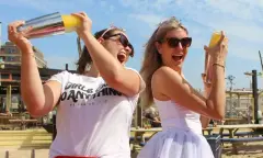 vrouwen schudden cocktail
