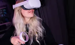 Bezoeker tijdens virtual reality gaming