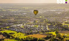 Luchtballonvaart over groen landschap