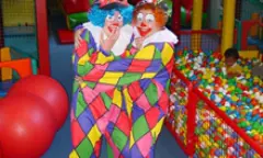 Clowns in speeltuin