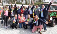 Groep blij bezoekers van Rally