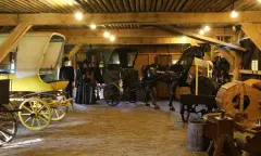 Paard en wagen in de stal