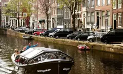 Varen door de grachten van Amsterdam