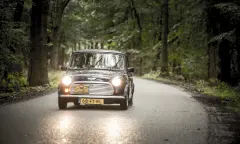 Mini Cooper op de weg