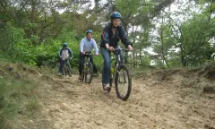 Groep aan het mountainbiken