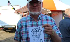 portretten en karikaturen maken op een festival