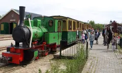 Kinderen bij de trein