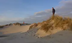 Bovenop een duin tijdens wandeling op schiermonnikoog