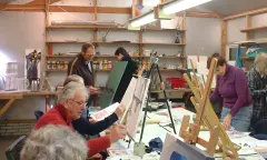 Bezoekers bij de schilderworkshop