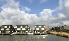 Huizen aan het water