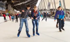 Bezoekers op de schaatsbaan